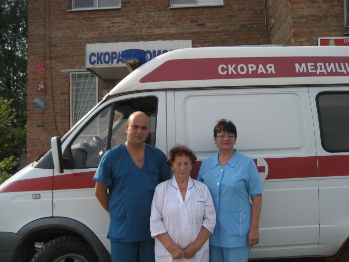 Врачи скорой помощи на фоне здания поликлиники